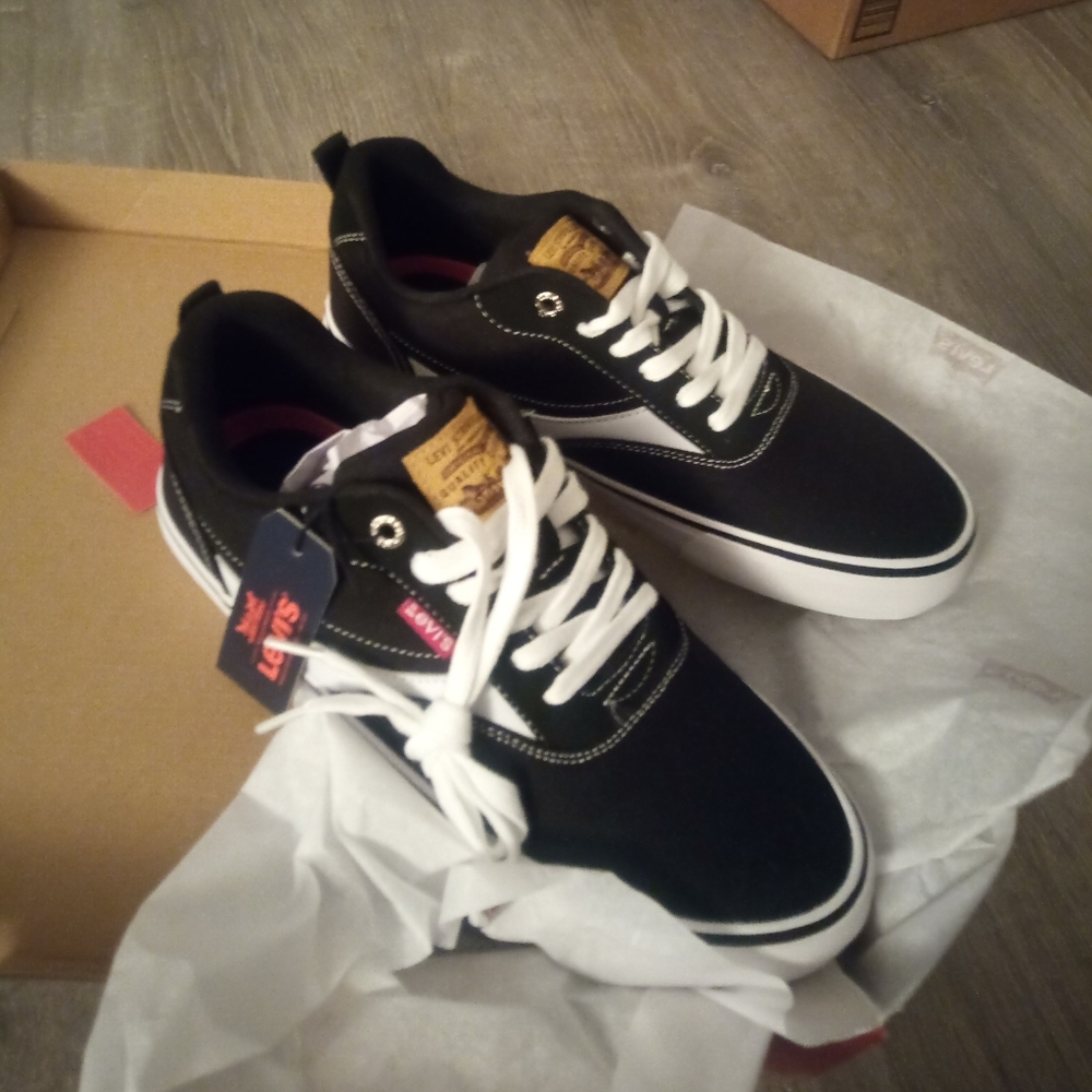 NIB Levi's Naya sneakers 8.5W